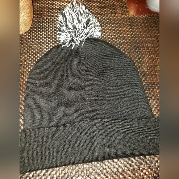 SOLD🔥Victoria’s Secret PINK Black & White Logo Pom Pom Beanie Hat - Picture 2 of 2